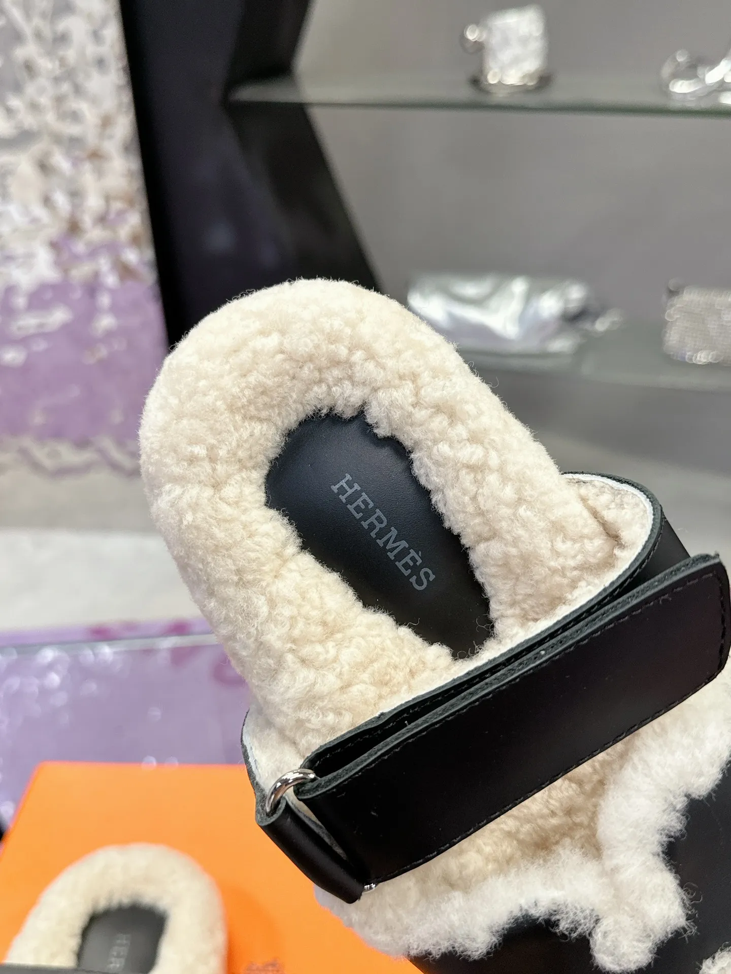 Factory price: 500💰 HERMES💗Ai Ma’s classic hot style second uncle🐑wool mop🆕 is coming. A must-have item for autumn and winter ✅ Versatile and fashionable at home and out on the street 🍀The colors are extremely colorful! Walking Tuscany! T men's shoes 💰R non-slip outsole super light ️ super comfortable on the feet without any binding feeling I can't stop drinking coffee ☕ my second uncle's slippers I can't take off Size number: 35-40 (41 made to order, non-refundable)